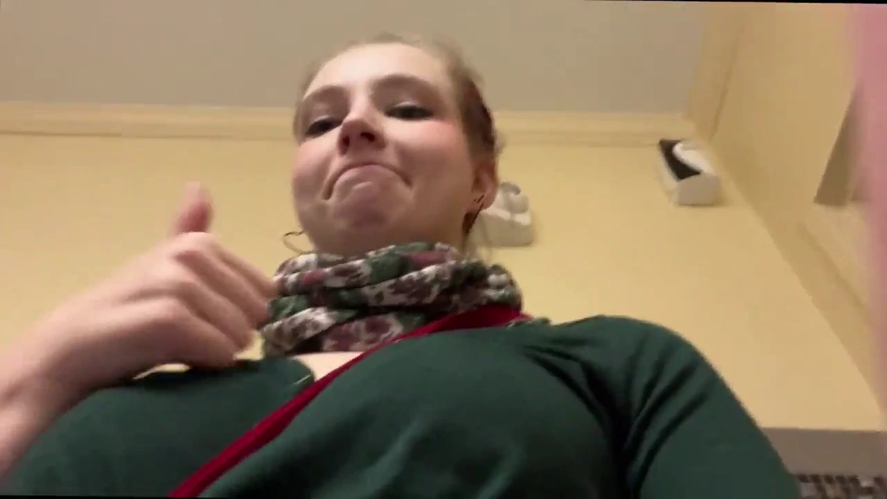 Một thách thức táo bạo diễn ra trong phòng tắm, nơi một cô gái dám thả áo ngực và quần lót vào nhà vệ sinh. Liệu cô ấy có lấy lại chúng không? Sự hồi hộp tăng lên khi âm thanh xả nước vang vọng, khiến cô ấy rơi vào một cuộc phiêu lưu ướt át, nóng bỏng.